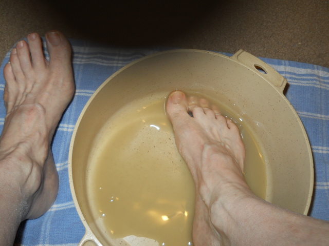 feet soaking in bentonite clay and the clay turns grey